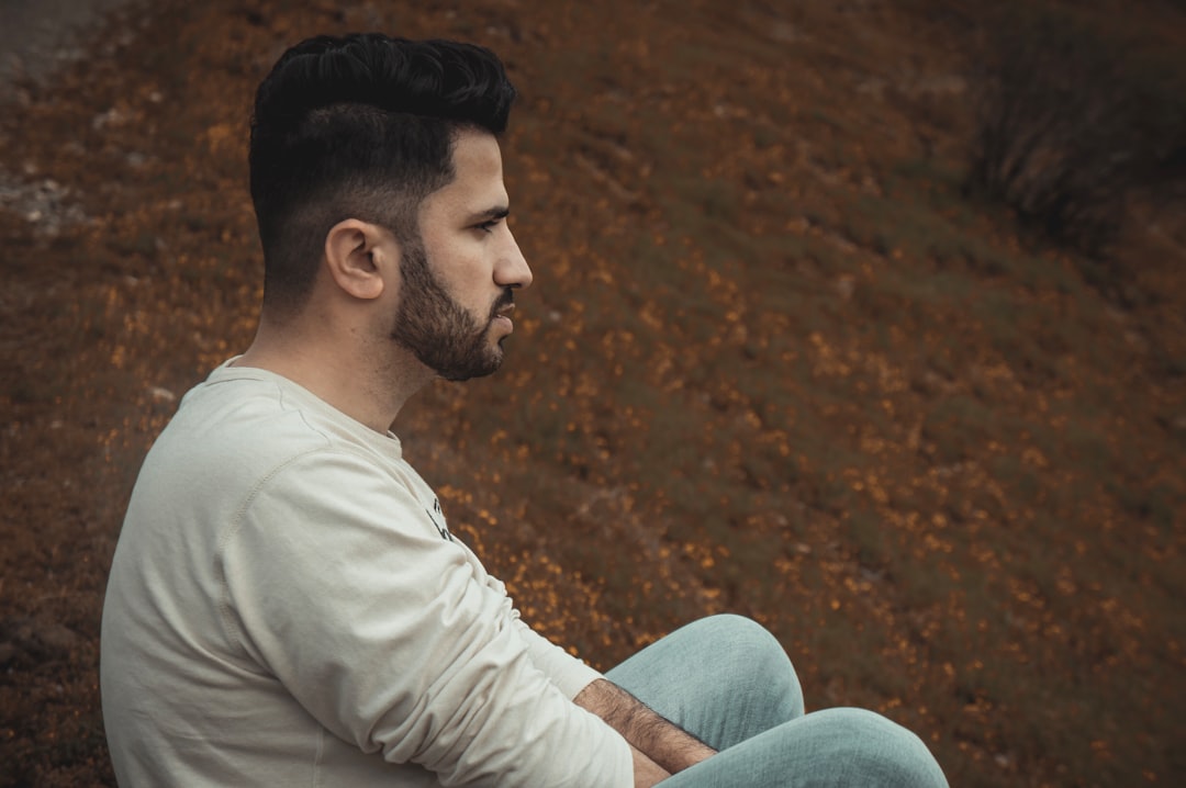 이별 통보 후 남자 심리 변화 5단계 – 그가 연락하는 진짜 이유