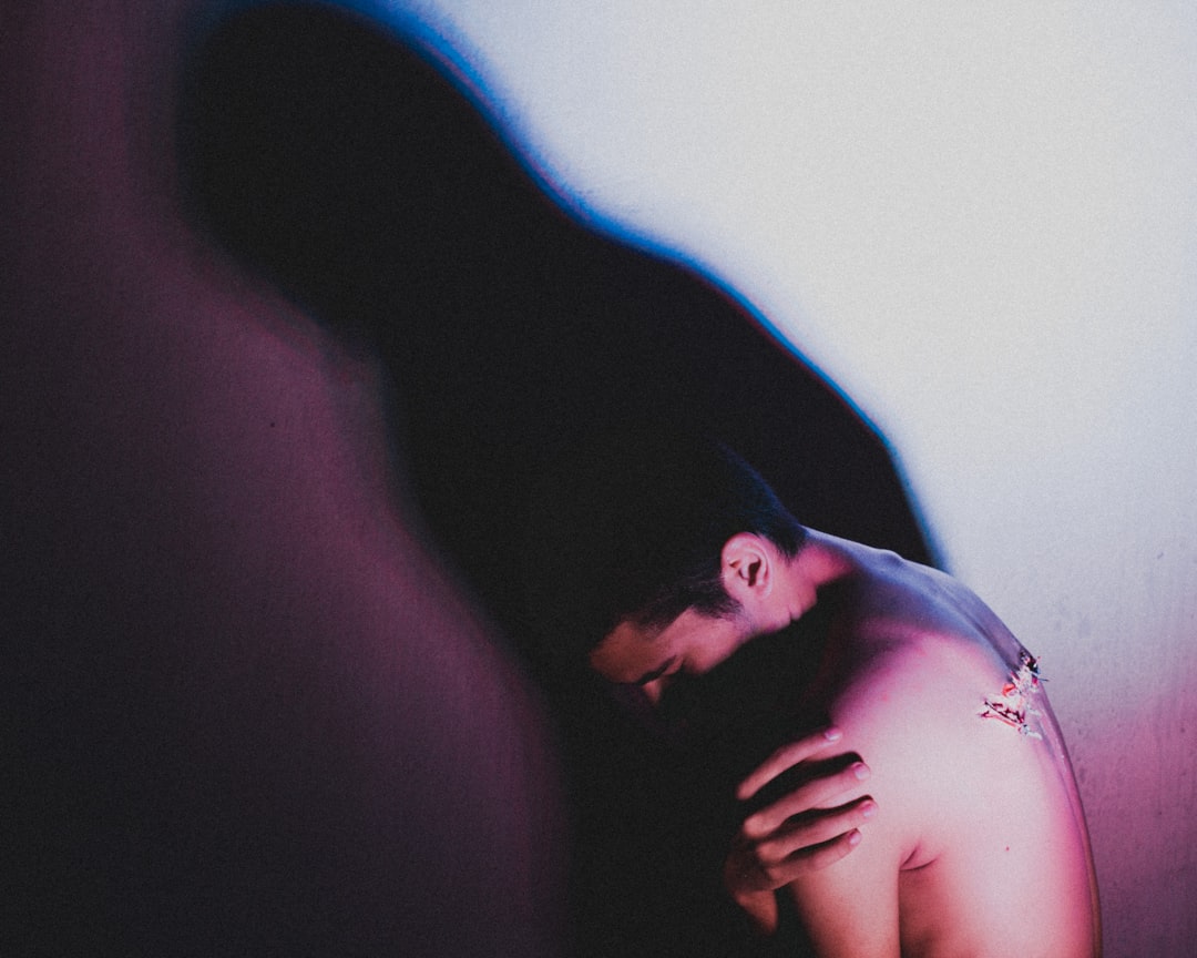 男人想念女人时会出现的7种行为（看懂这些，他的心思一目了然）