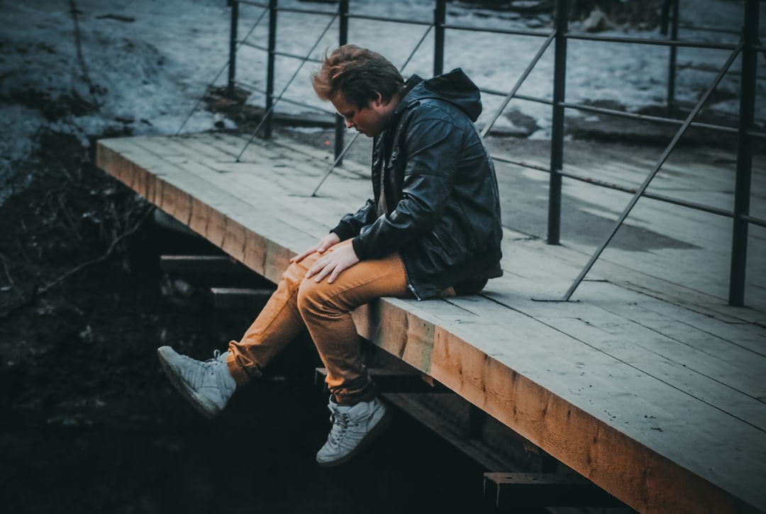 이별 통보 후 남자 심리 변화 5단계 – 그가 연락하는 진짜 이유