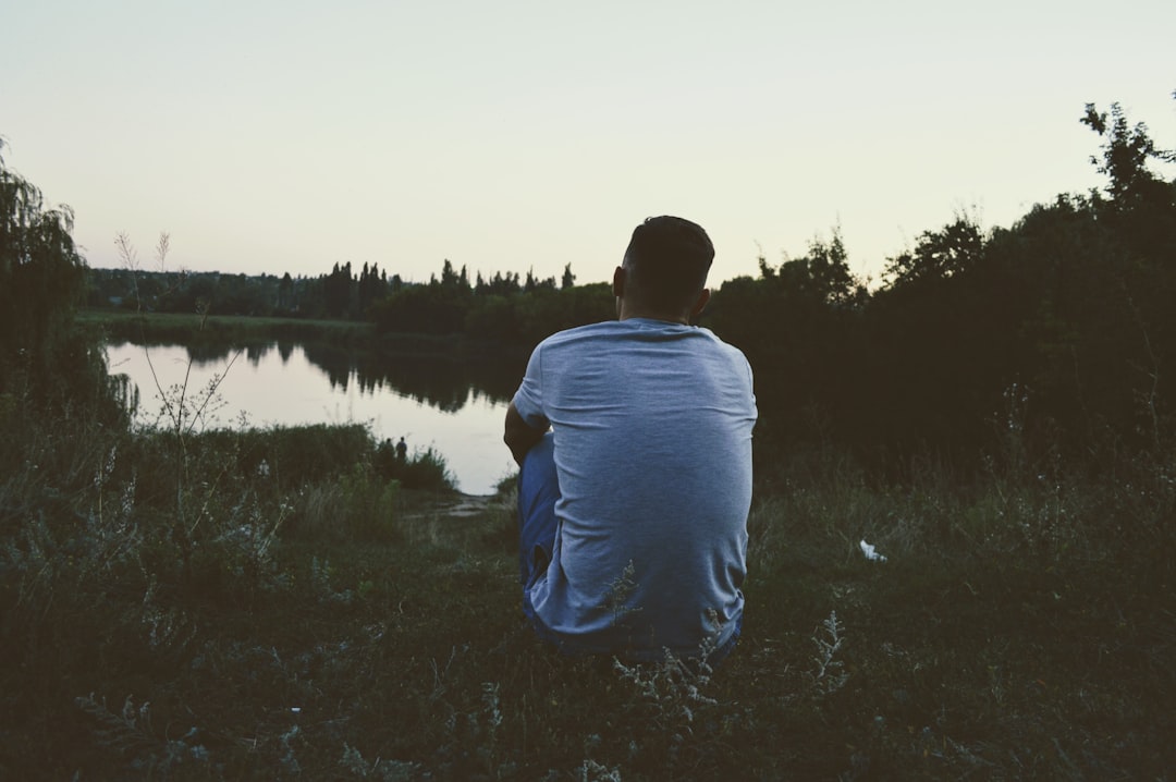 이별 통보 후 남자 심리 변화 5단계 – 그가 연락하는 진짜 이유