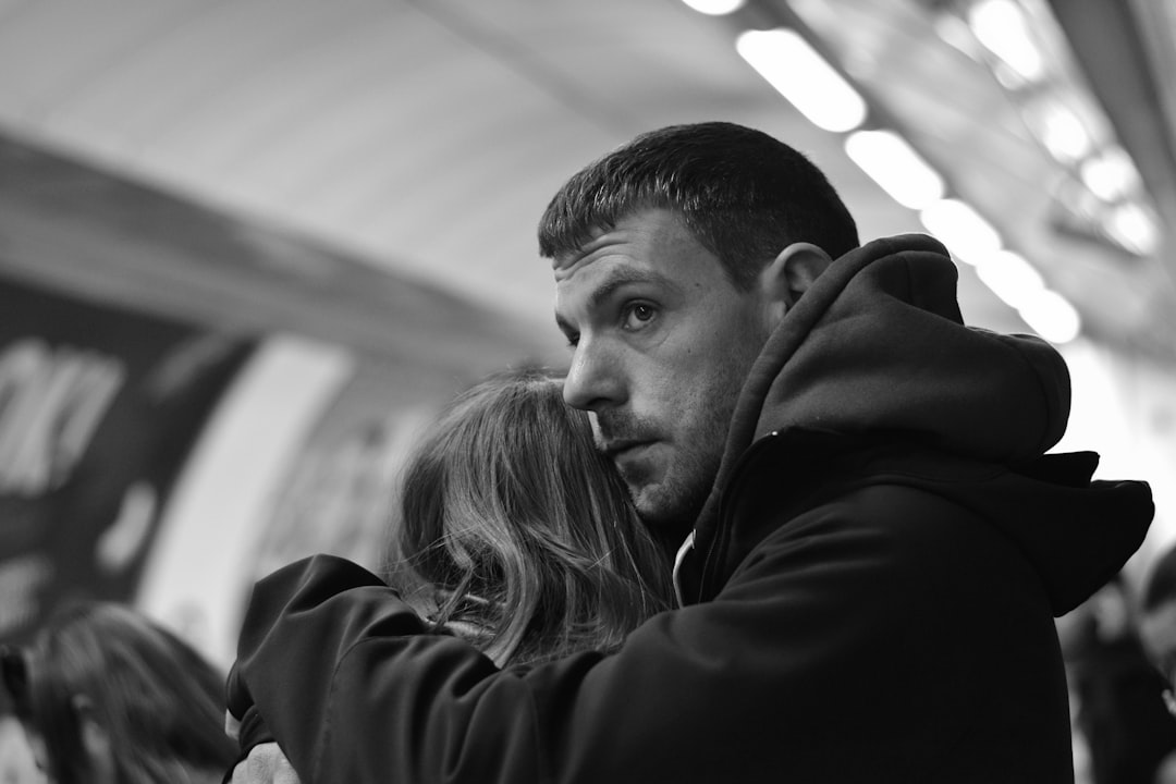 男人想念女人时会出现的7种行为（看懂这些，他的心思一目了然）